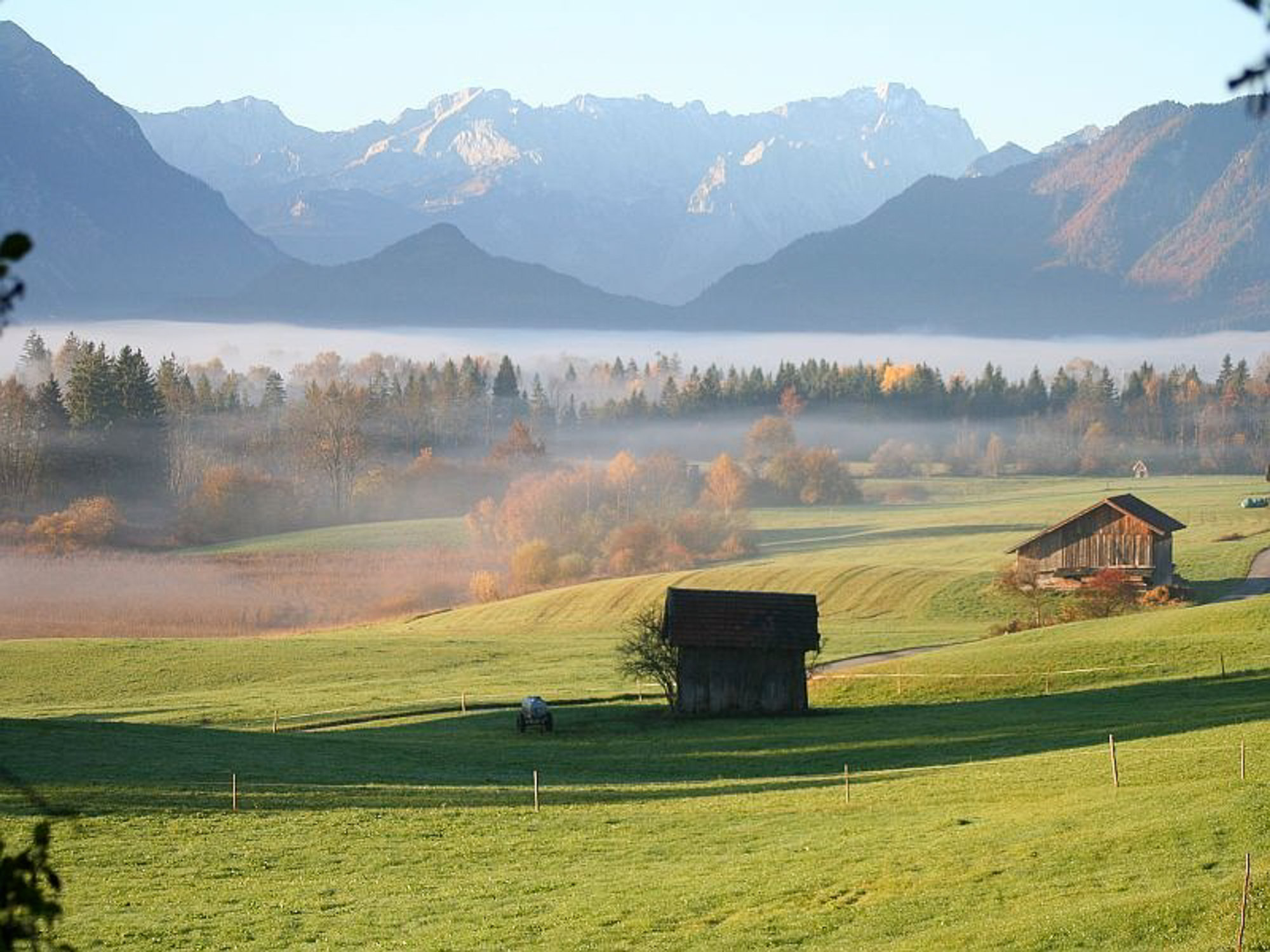 Blick über das Murnauer Moos in Richtung Zugspitze und Alpsitze