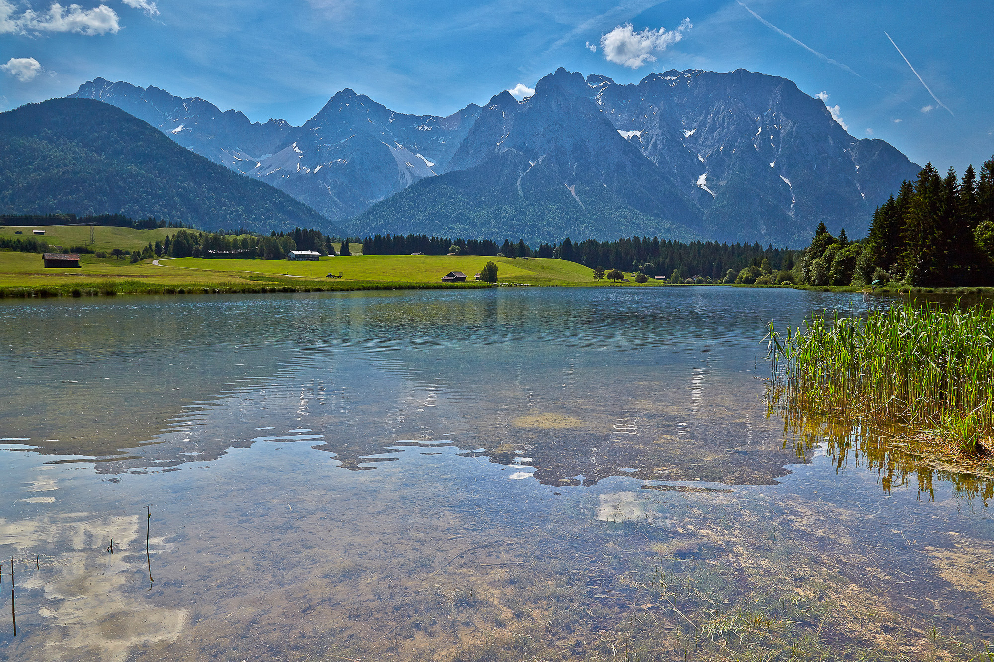Schmalensee vor dem Karwendel Gebirge bei MIttenwald